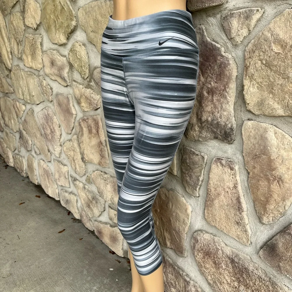 NIKE | Dri-Fit Athletic Workout Leggings - Capri Length